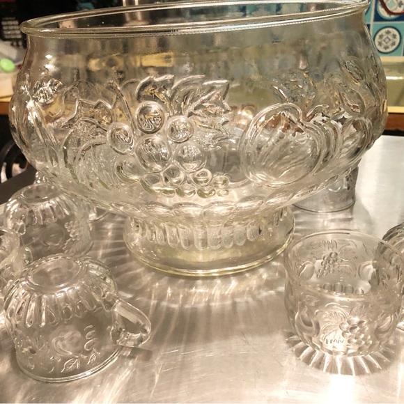 3486 VTG Punch Bowl Large Clear Glass Fruit Pattern  12 Cups 1 Plastic Ladle - Picture 10 of 13